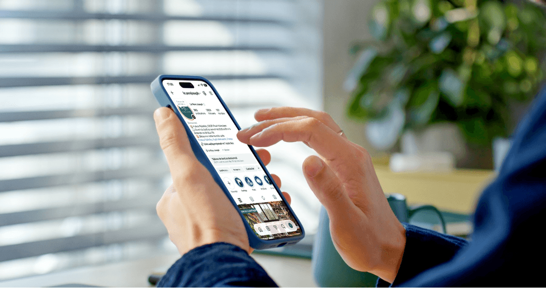 Une personne consulte un compte Instagram sur son téléphone