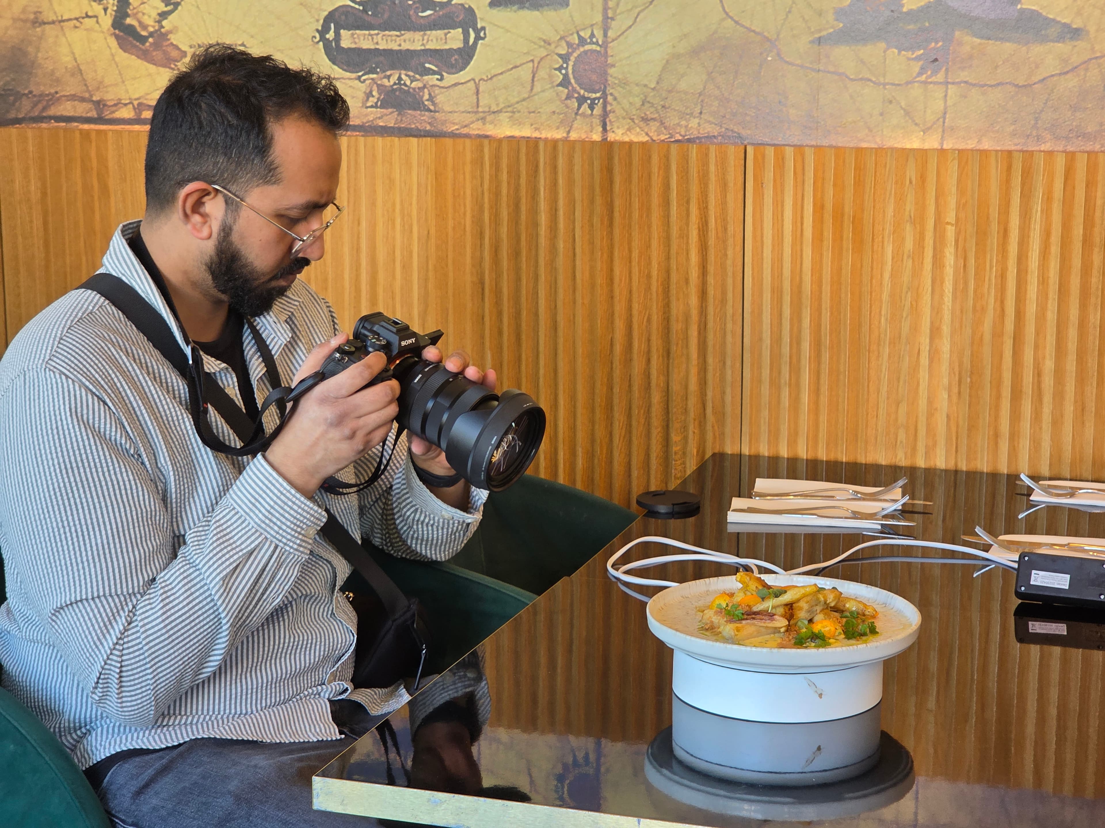 Un photographe prend en photo un plat au restaurant
