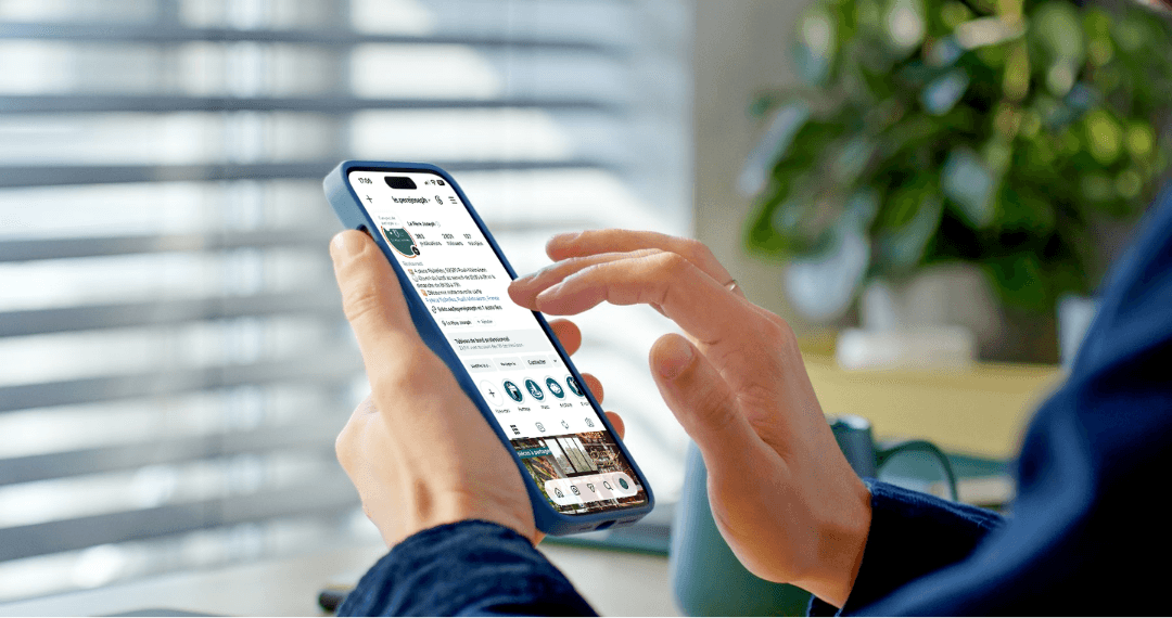 Une personne consulte un compte Instagram sur son téléphone