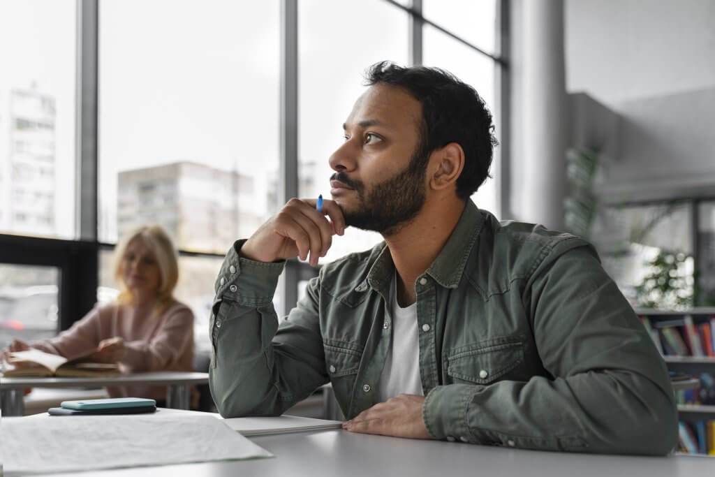 Homme en pleine réflexion sur sa stratégie de projet digital, illustrant le doute constructif