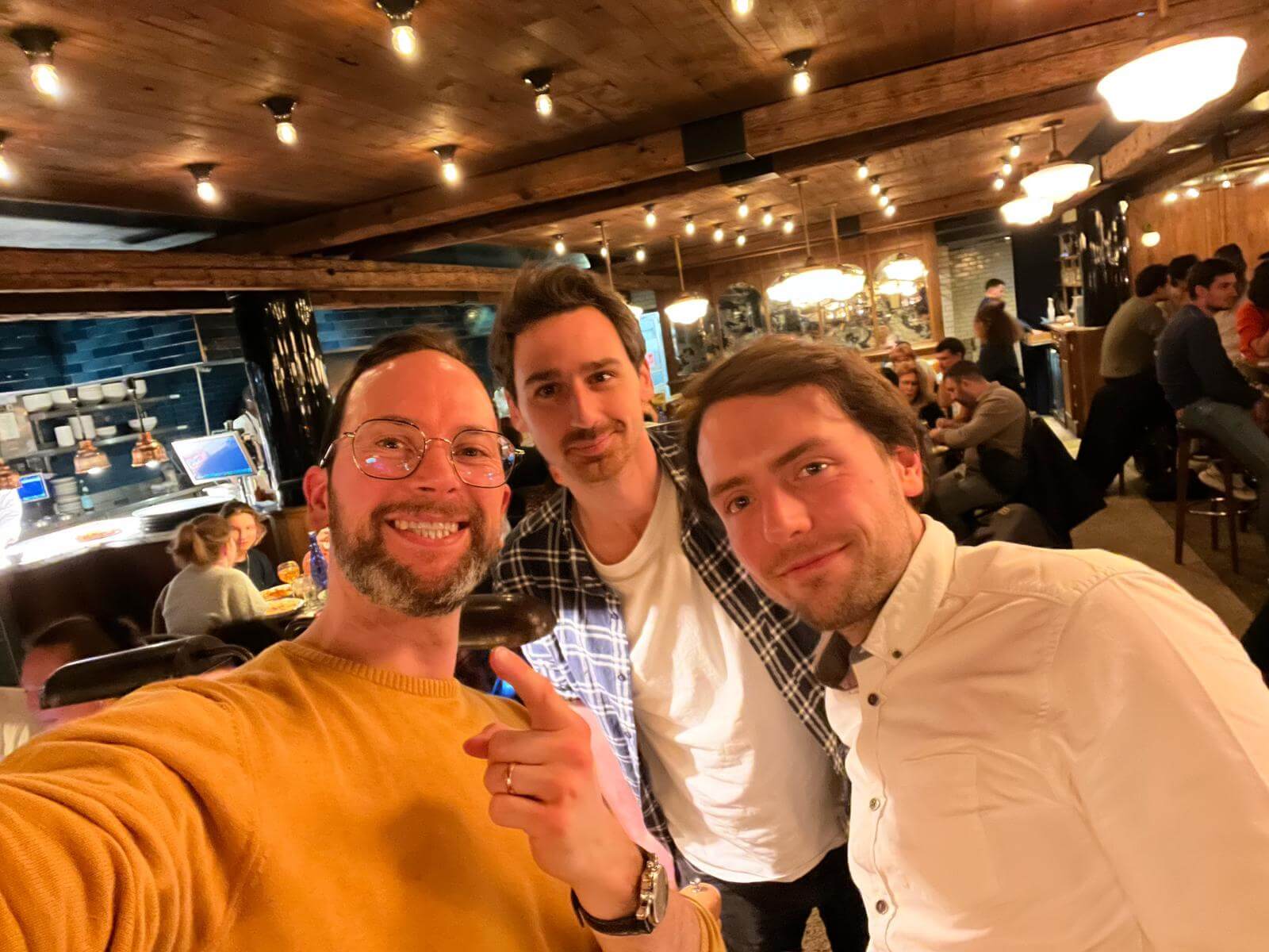 Arkone avec le représentant de WanderMeet durant la saison 3